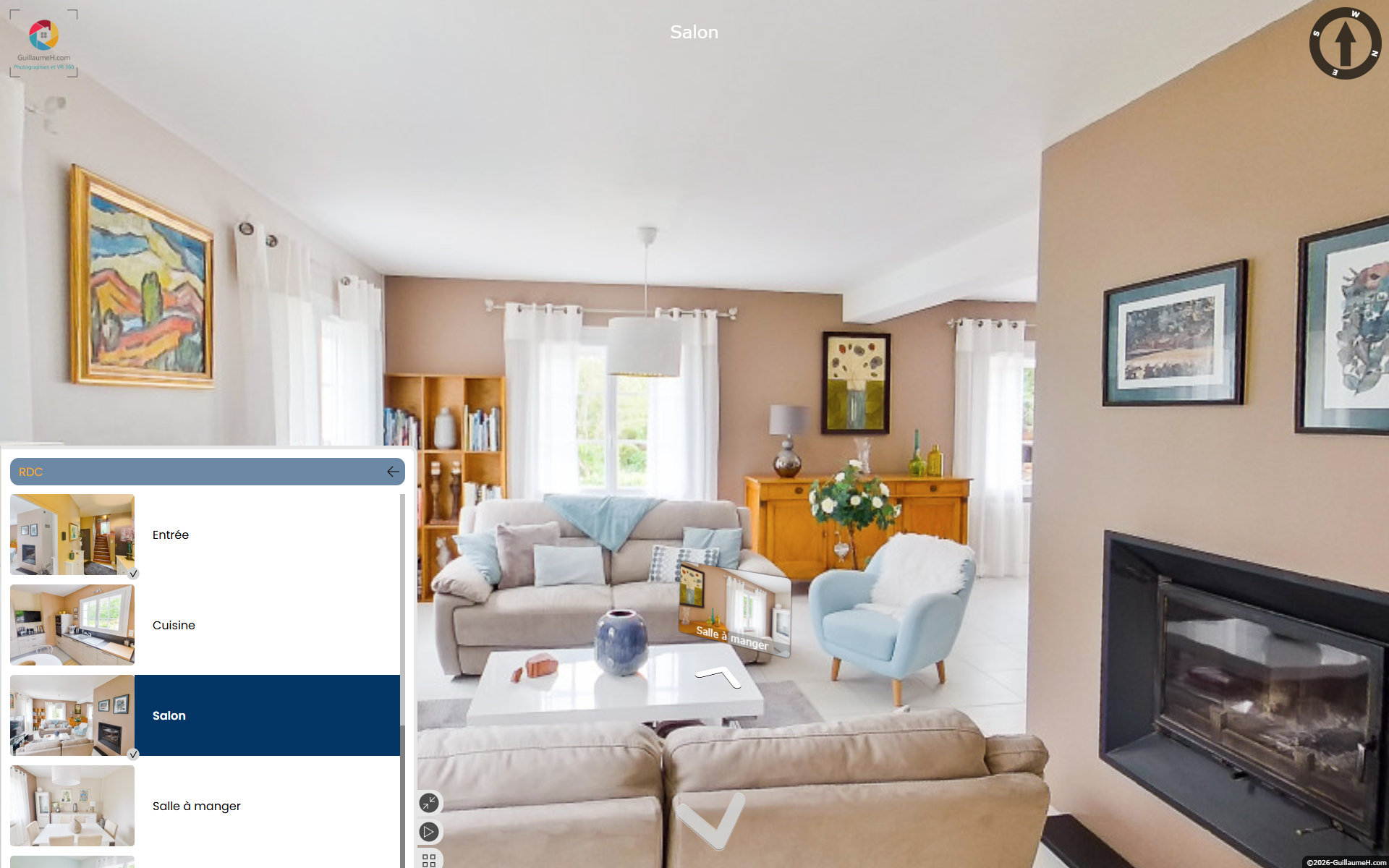 Visite virtuelle essentielle d'une maison à Loches avec boussole vignette logo de l'agence immobiliere et fleches de navigation