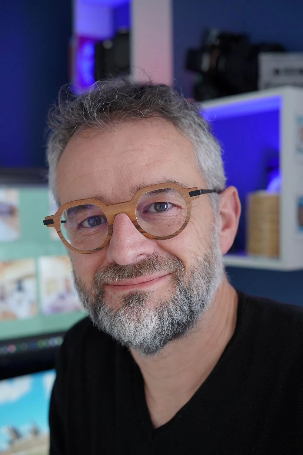 Portrait de Guillaume Hareux photographe en Touraine Portrait gros plan de Guillaume Hareux devant son poste de travail informatique